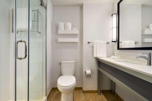 Habitación King con balcón del hotel Hilton Garden Inn New York Times Square South. Foto 4