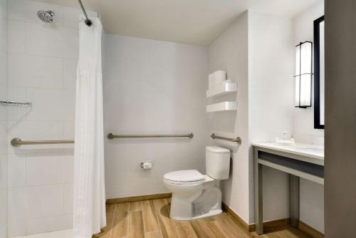 Habitación King adaptada para movilidad reducida y discapacidad auditiva del hotel Hilton Garden Inn New York Times Square South. Foto 3