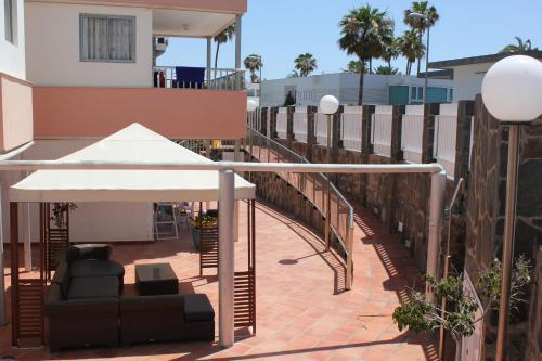 Apartamento con terraza del hotel Apartamentos Oasis Sol. Foto 10