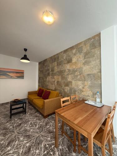 Apartamento Con Cocina Con Vistas Sofá Cama incluido 2 Camas individuales del hotel Apartamentos La Aldea Suites. Foto 3