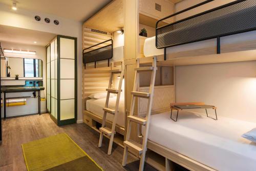 Habitación con 2 literas del hotel Moxy NYC Chelsea. Foto 1