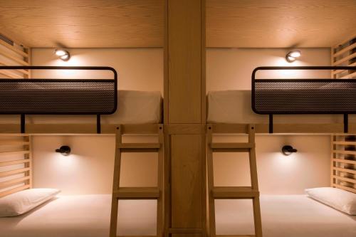 Habitación con 2 literas del hotel Moxy NYC Chelsea. Foto 2