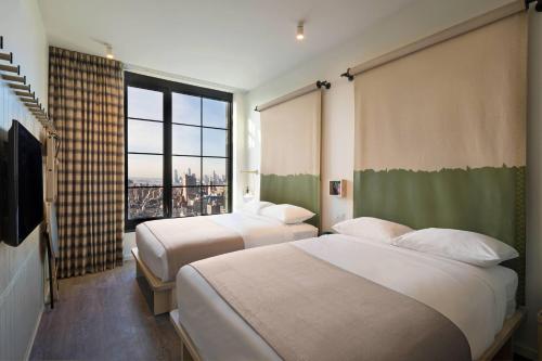Habitación Doble con 2 camas dobles y vistas a la ciudad del hotel Moxy NYC Chelsea