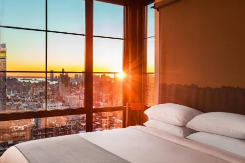Habitación con cama extragrande y vistas a la ciudad del hotel Moxy NYC Chelsea. Foto 1