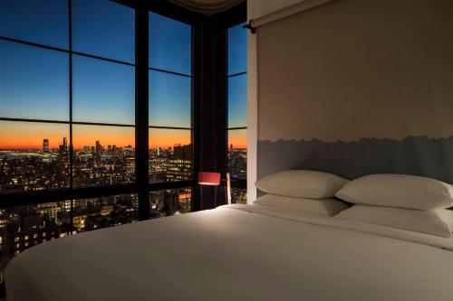Habitación con cama extragrande y vistas a la ciudad del hotel Moxy NYC Chelsea. Foto 3