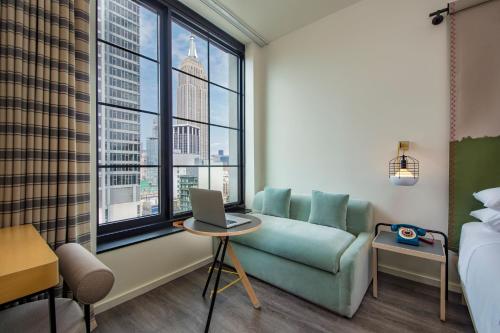 Habitación Executive con cama extragrande y vistas a la ciudad del hotel Moxy NYC Chelsea