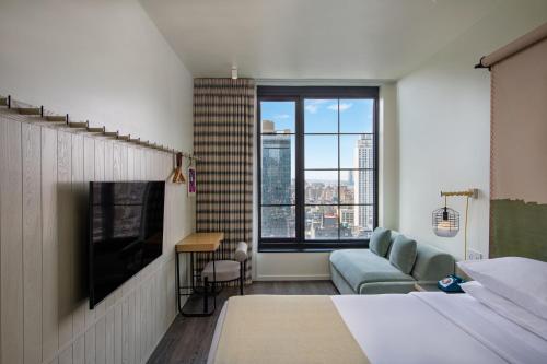 Habitación Executive con cama extragrande y vistas a la ciudad del hotel Moxy NYC Chelsea. Foto 2