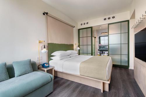 Habitación Executive con cama extragrande y vistas a la ciudad del hotel Moxy NYC Chelsea. Foto 4