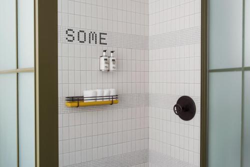 Habitación con cama extragrande y ducha accesible en silla de ruedas - Adaptada para personas con movilidad reducida del hotel Moxy NYC Chelsea. Foto 2