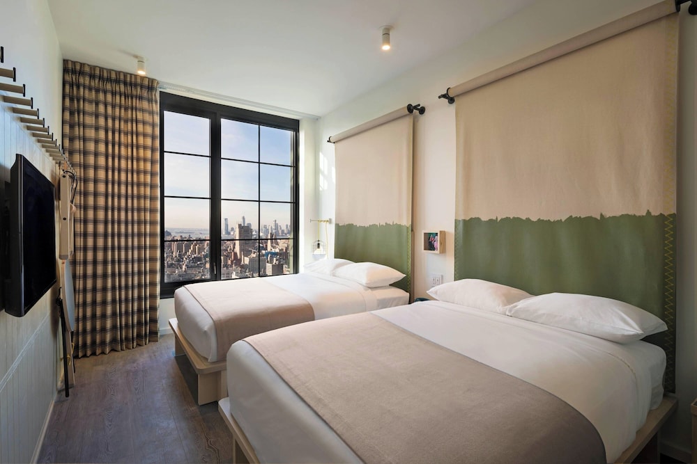 Habitación, 2 camas dobles, bañera accesible, vistas a la ciudad del hotel Moxy NYC Chelsea