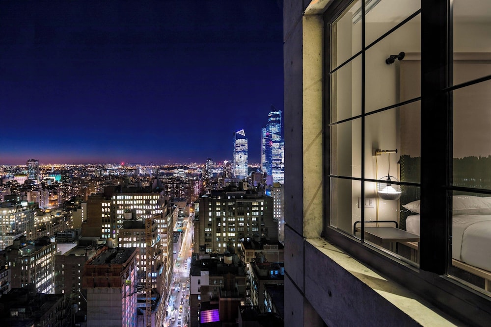 Habitación, 2 camas dobles, accesible para personas con discapacidad auditiva, vista a la ciudad (bañera accesible) del hotel Moxy NYC Chelsea. Foto 4