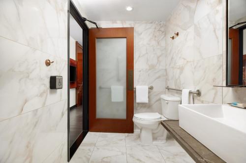 Alojamiento con cama extragrande y vistas al Empire State - Adaptado para personas con discapacidad del hotel Hendricks