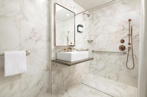 Alojamiento con cama extragrande y vistas al Empire State - Adaptado para personas con discapacidad del hotel Hendricks. Foto 2