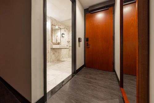 Alojamiento con cama extragrande y vistas al Empire State - Adaptado para personas con discapacidad del hotel Hendricks. Foto 3