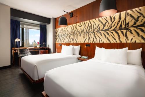 Alojamiento con 2 camas dobles y vistas al Empire State del hotel Hendricks. Foto 1