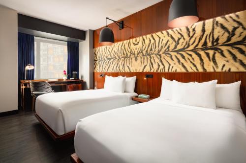 Alojamiento con 2 camas dobles y vistas al Empire State del hotel Hendricks. Foto 3