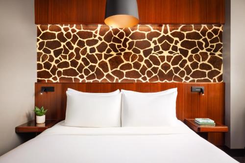 Habitación Deluxe con cama extragrande del hotel Hendricks. Foto 2