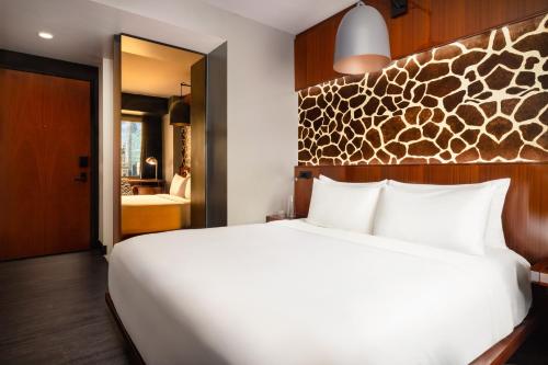 Habitación Deluxe con cama extragrande del hotel Hendricks. Foto 3