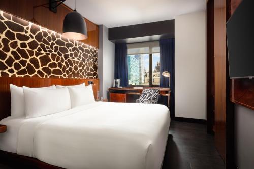 Habitación Deluxe con cama extragrande del hotel Hendricks. Foto 4