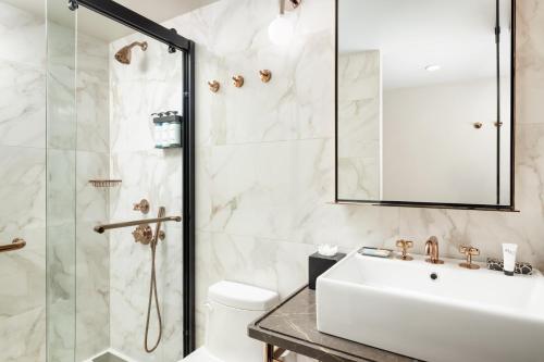 Alojamiento con cama grande y vistas al Empire State del hotel Hendricks