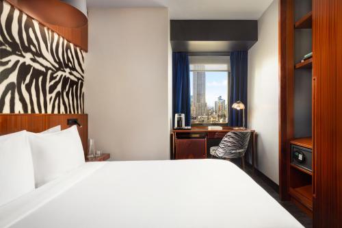 Alojamiento con cama grande y vistas al Empire State del hotel Hendricks. Foto 1