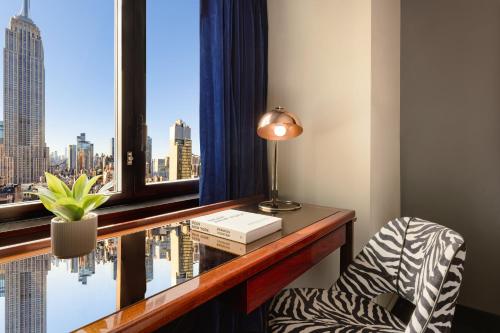 Alojamiento con cama grande y vistas al Empire State del hotel Hendricks. Foto 3