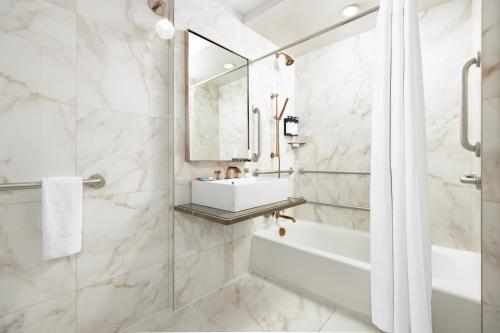 Habitación adaptada para personas con movilidad reducida - Cama grande del hotel Hendricks. Foto 1