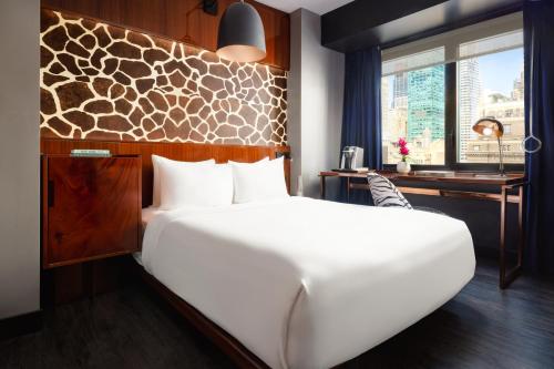 Habitación adaptada para personas con movilidad reducida - Cama grande del hotel Hendricks. Foto 4