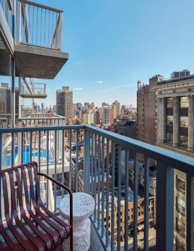 Habitación con cama extragrande y balcón del hotel Hotel Park Avenue NYC (Formerly Mondrian Park Avenue). Foto 3