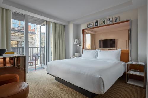 Habitación con cama extragrande y balcón del hotel Hotel Park Avenue NYC (Formerly Mondrian Park Avenue). Foto 5