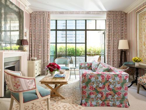Suite con terraza y 1 dormitorio del hotel The Whitby. Foto 1