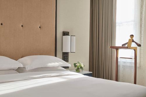 Suite Lujo 1 Cama king Vista ciudad Normal del hotel Great Scotland Yard Hotel, part of Hyatt. Foto 1