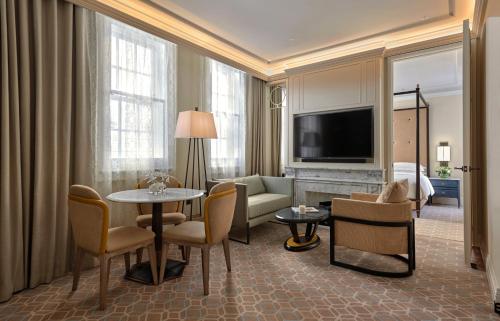 Suite Lujo 1 Cama king Vista ciudad Normal del hotel Great Scotland Yard Hotel, part of Hyatt. Foto 4