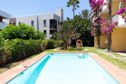 Apartamento con 1 dormitorio y acceso a la piscina - Planta baja del hotel Apartamentos Melusina. Foto 1