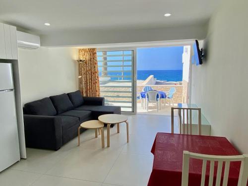 Bungalow Vista Mar Vista Piscina Balcón o Terraza Con Cocina Sofá Cama incluido 2 Camas individuales del hotel Ocean view apartments Las Flores I. Foto 6