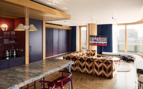 Deluxe Studio Suite with Wraparound Terrace del hotel The Standard London. Foto 1