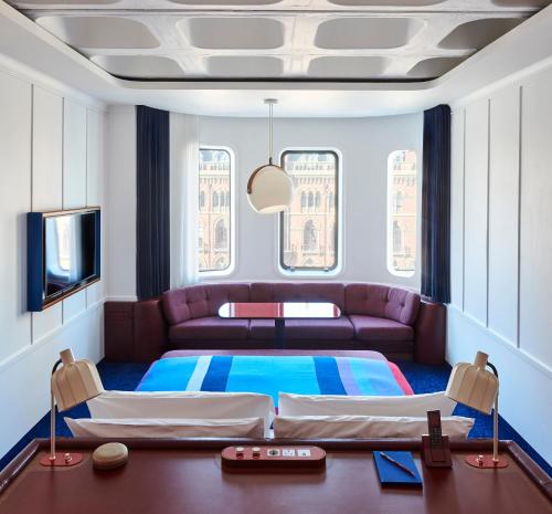 Habitación Premium con vistas - Cama extragrande del hotel The Standard London