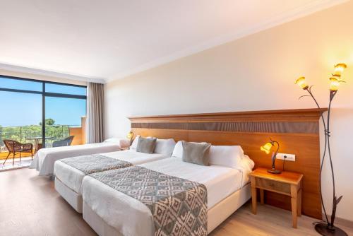 Habitación Familiar con vistas al mar y terraza del hotel GLOBALES PARAISO BEACH. Foto 5