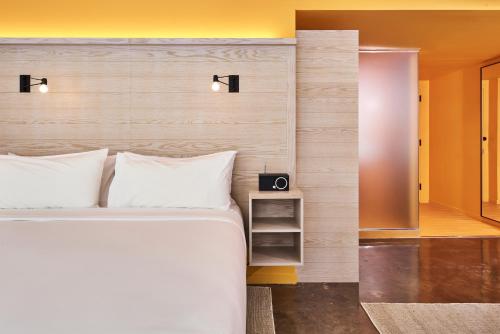 Suite con cama extragrande del hotel Radio. Foto 2