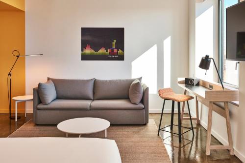 Suite con cama extragrande del hotel Radio. Foto 4