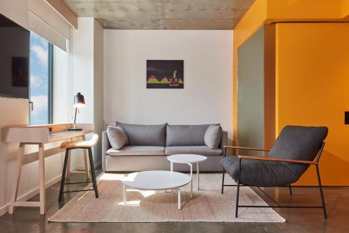 Suite con cama extragrande del hotel Radio. Foto 5