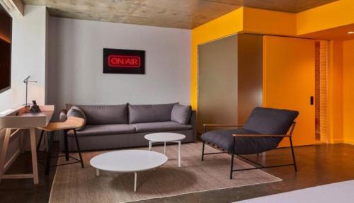 Suite con cama extragrande del hotel Radio. Foto 6