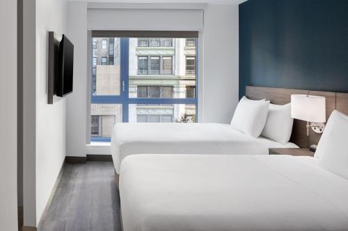 Habitación Doble con 2 camas dobles y vistas al perfil urbano del hotel Hyatt Place New York / Chelsea. Foto 8