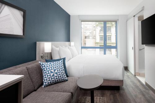 Habitación con cama extragrande y sofá cama del hotel Hyatt Place New York / Chelsea. Foto 3