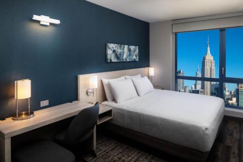 Habitación con cama extragrande y vistas a la ciudad del hotel Hyatt Place New York / Chelsea. Foto 2