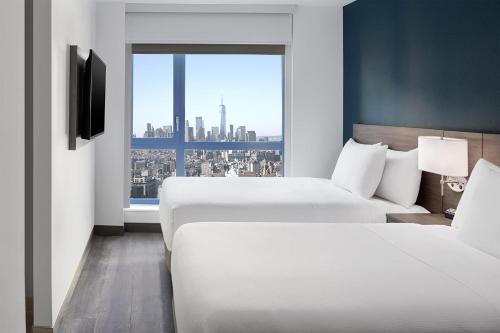 Habitación Doble con 2 camas dobles y vistas al perfil urbano del hotel Hyatt Place New York / Chelsea. Foto 7