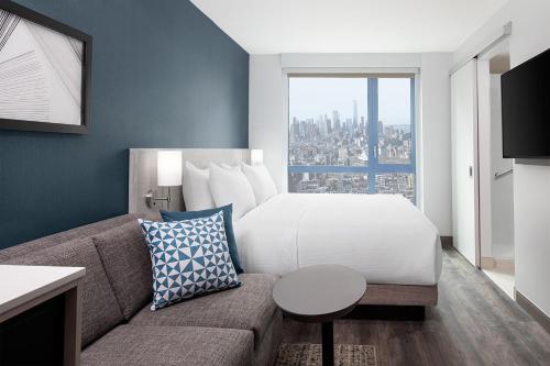 Habitación King con sofá cama y vistas al skyline del hotel Hyatt Place New York / Chelsea. Foto 6