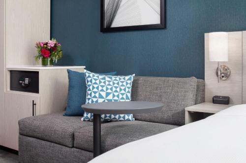 Habitación con cama extragrande, sofá cama y vistas al perfil urbano del hotel Hyatt Place New York / Chelsea. Foto 6