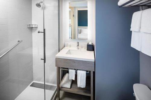 Habitación con cama extragrande, sofá cama y vistas al perfil urbano del hotel Hyatt Place New York / Chelsea. Foto 7