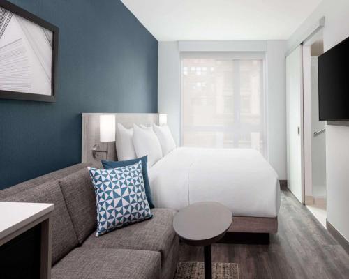 Habitación con cama extragrande y ducha a ras de suelo - Adaptada para personas con movilidad reducida del hotel Hyatt Place New York / Chelsea. Foto 2